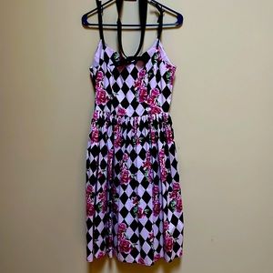 Floral checkered print sundress by Hell Bunny! Size small. Comes with belt!